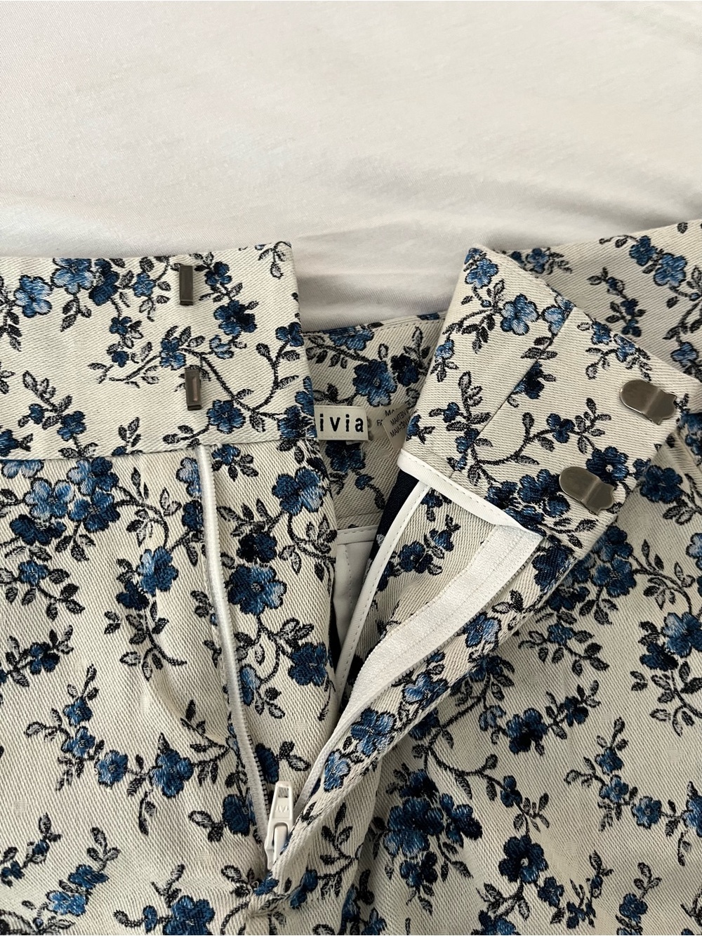 Alice + Olivia High-Waist Blue Floral Women’s Shorts - Picture 4 of 10
